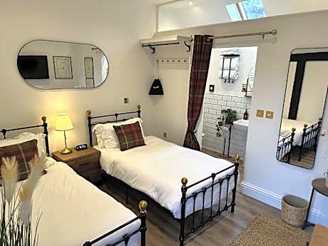 Deluxe-Twin room-Ensuite-Courtyard view-8