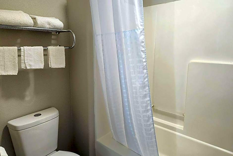 Days Inn & Suites by Wyndham New Iberia