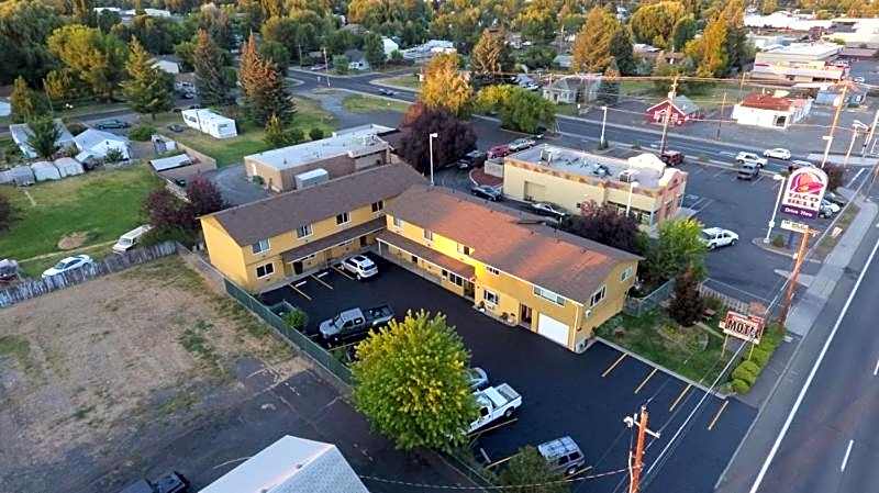 Townhouse Inn & Suites