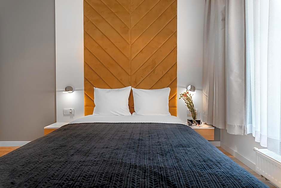 Pure Rental Premium Apartments - Free Parking & AC