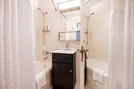 Deluxe Queen Studio (No Air-Conditioning)