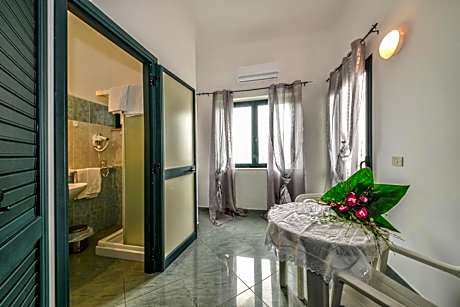 Large Double Room with Balcony and Sea view