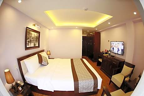 Deluxe Double Room with Balcony and Mountain View