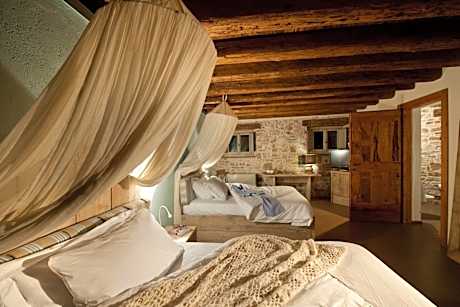 Deluxe Twin Queen Beds Room