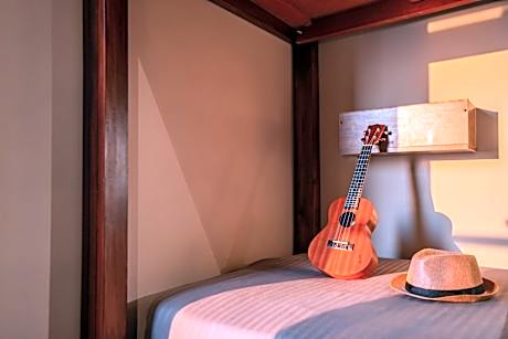 Bed in Superior 6-Bed Mixed Dormitory Room with Sea View