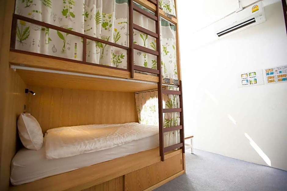 Memmoth Cafe & Hostel in Lampang