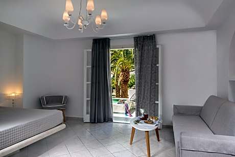 Deluxe Triple Room with Outdoor Jetted Tub (1 Queen Bed and 1 Twin Sofa Bed)