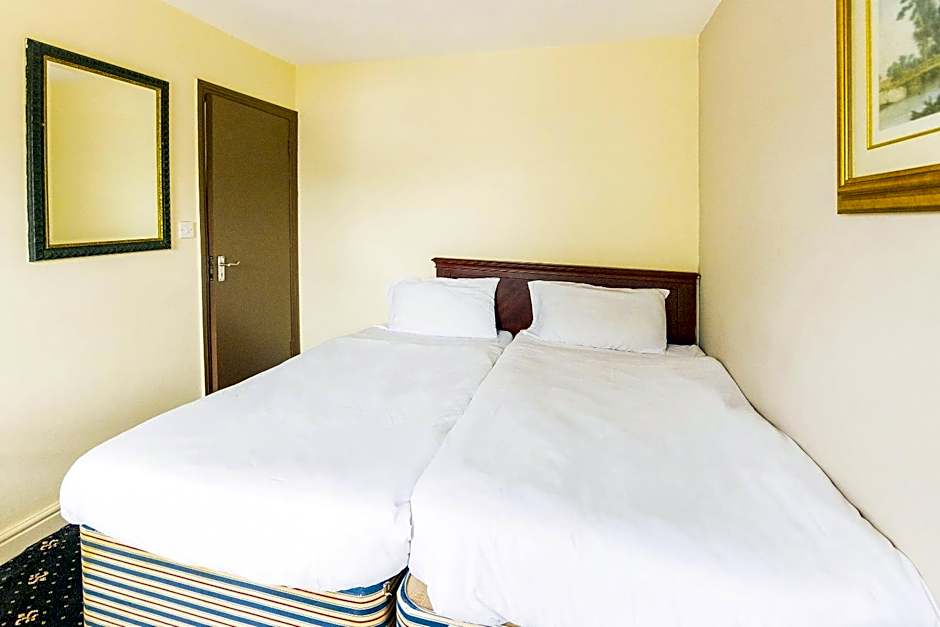 OYO Old Oak Tree Inn