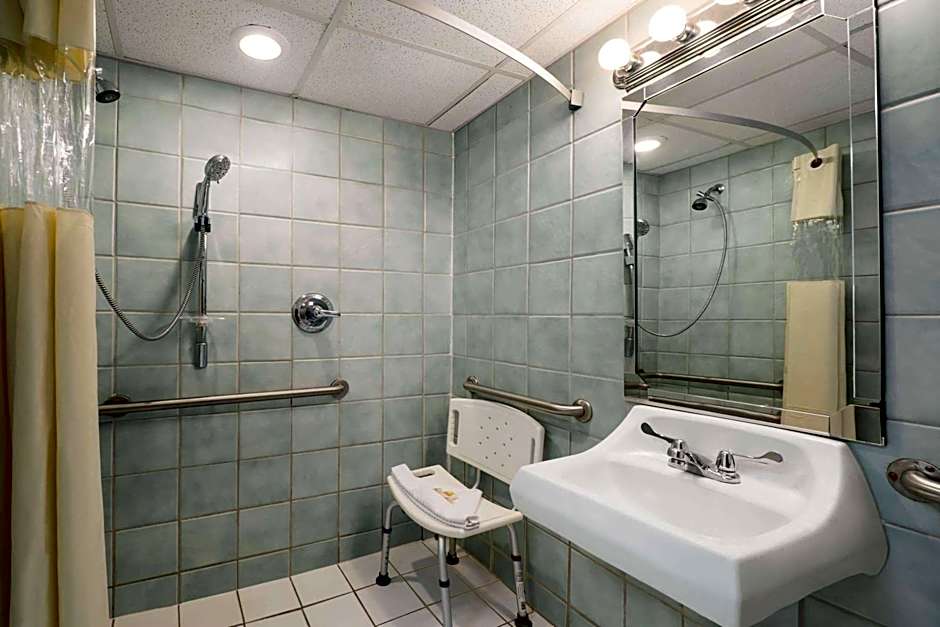Days Inn by Wyndham Panama City Beach/Ocean Front