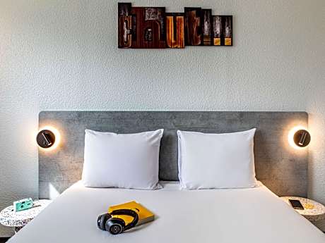 Room with a double bed adapted for people with reduced mobility