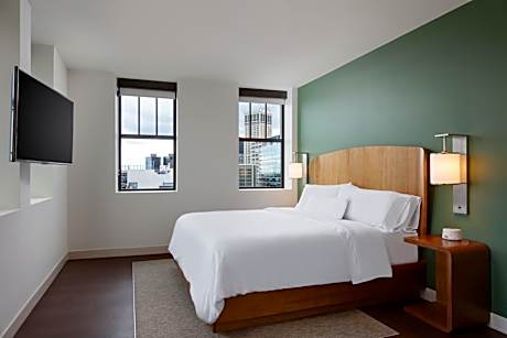 Guest room, 1 King, City view