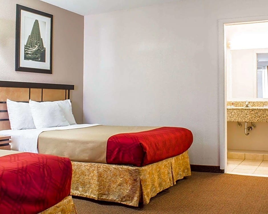 Econo Lodge Inn & Suites Colonie Center Mall