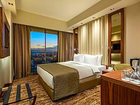 Standard Queen Room with Sea View