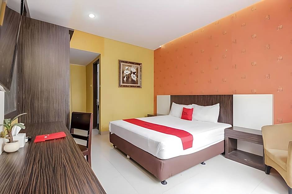 RedDoorz @ La Mega near Pasar Pagi Cirebon