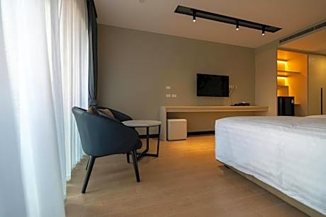 Premium Room with Bathtub and Pool View