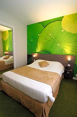 2 Neighboring Double Rooms (2 Adults + 2 Children)