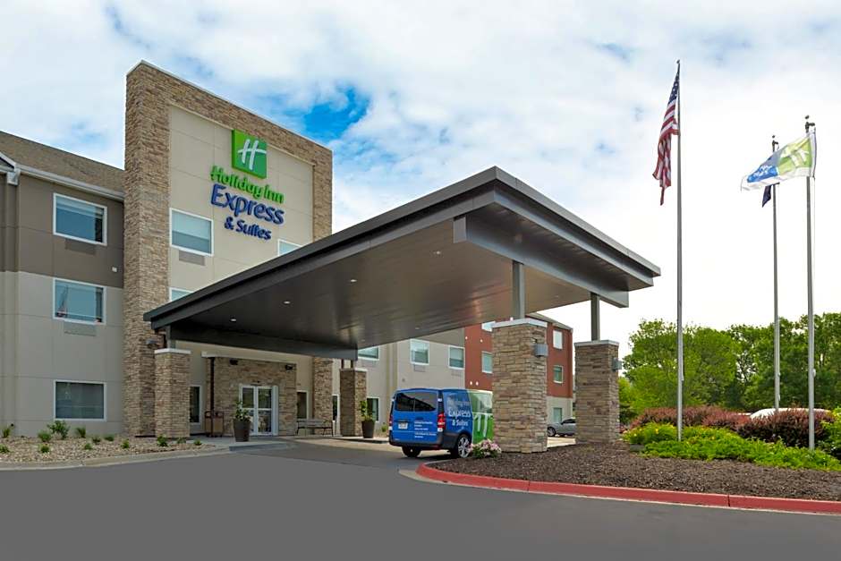 Holiday Inn Express & Suites Omaha - 120th and Maple By IHG