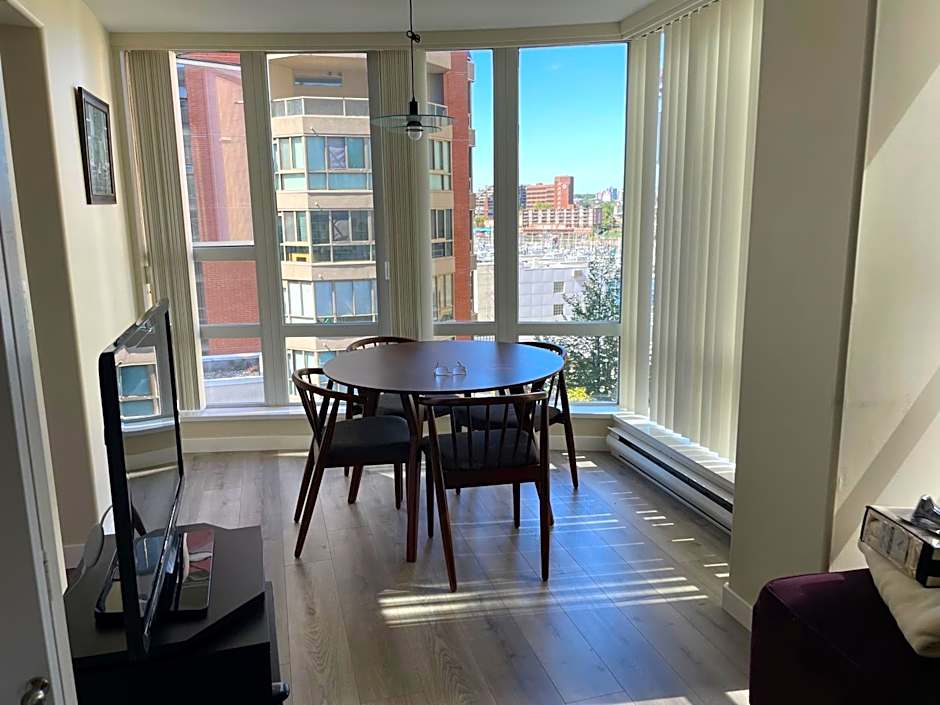 1BD+Den condo, with free parking in Downtown!