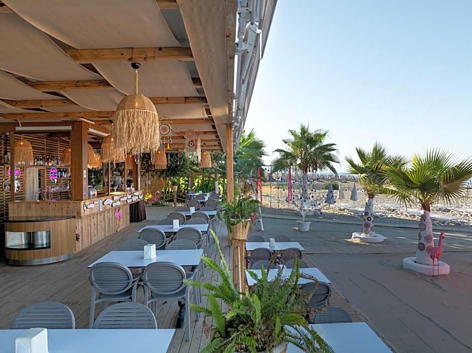 Blue Wave Suite Hotel