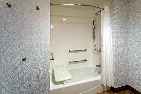 2 Queens Mobility Access With Tub Nonsmoking