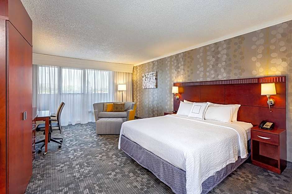 Photo 1 of 1 of Larger 1 King Bed with Sofabed, Balcony