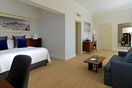 Executive Balcony Suite with Republic Square view, Executive lounge access, 1 King