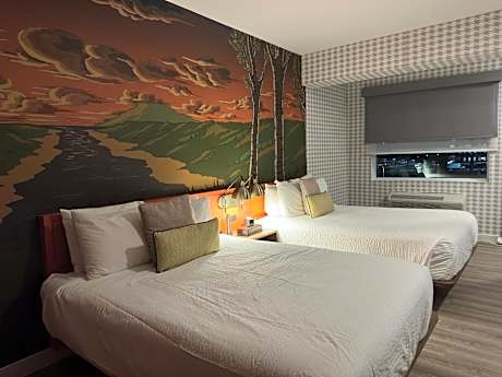 2 Queen Beds Non-Smoking Microwave And Mini-Refrigerator Wi-Fi Full Breakfast