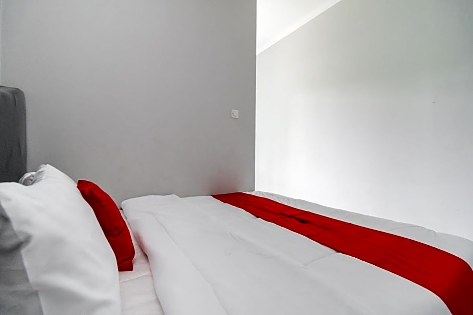 RedDoorz Plus near Jungeland Sentul