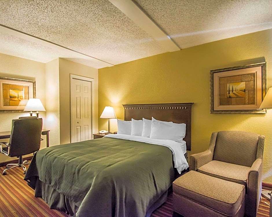 Quality Inn & Suites At Tropicana Field