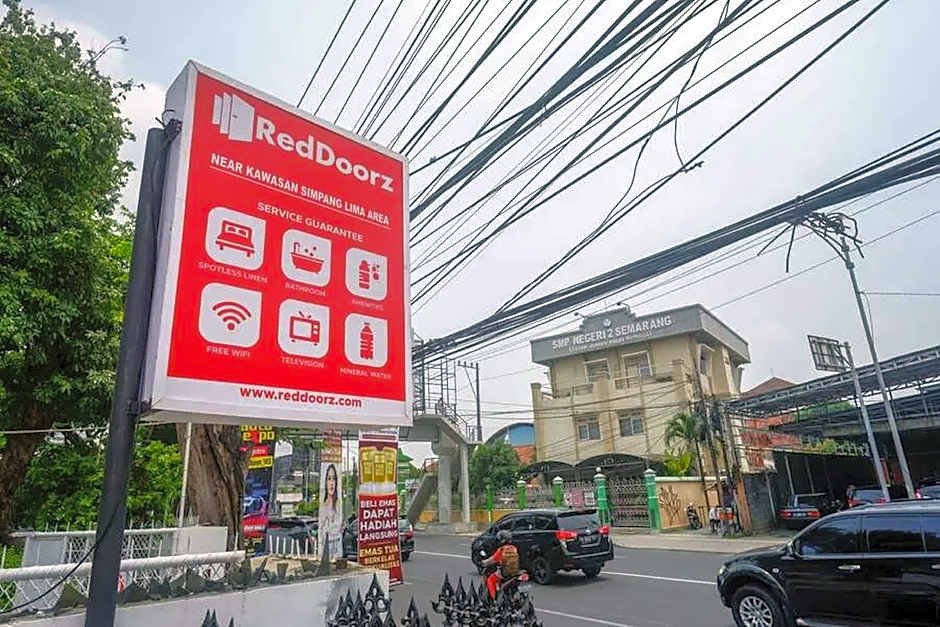 RedDoorz near Kawasan Simpang Lima Area