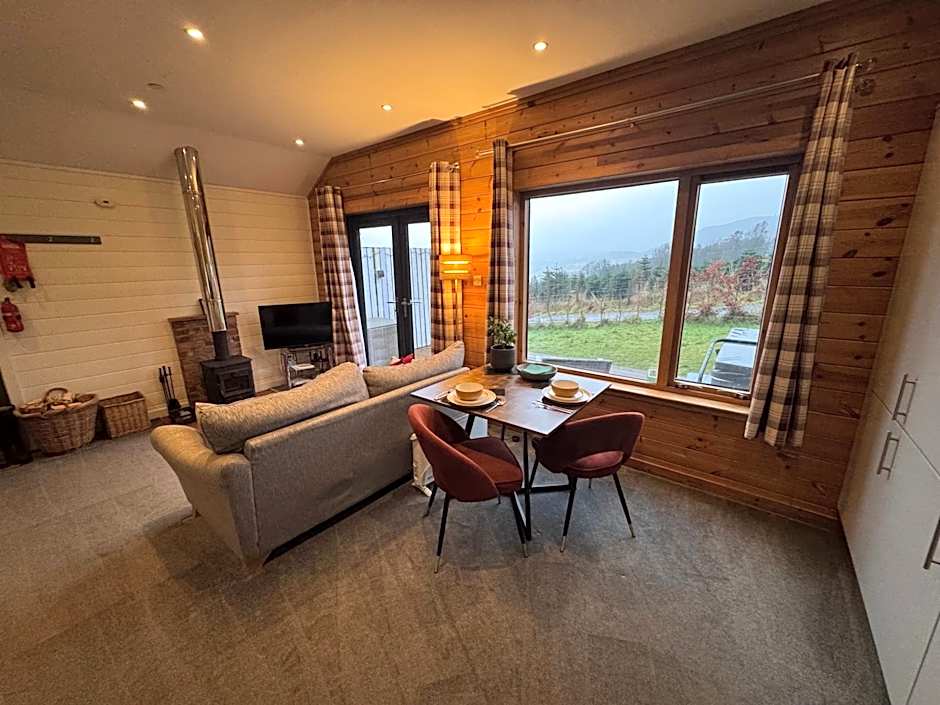 Kinnaird Lodges - Bealach lodge with hot tub