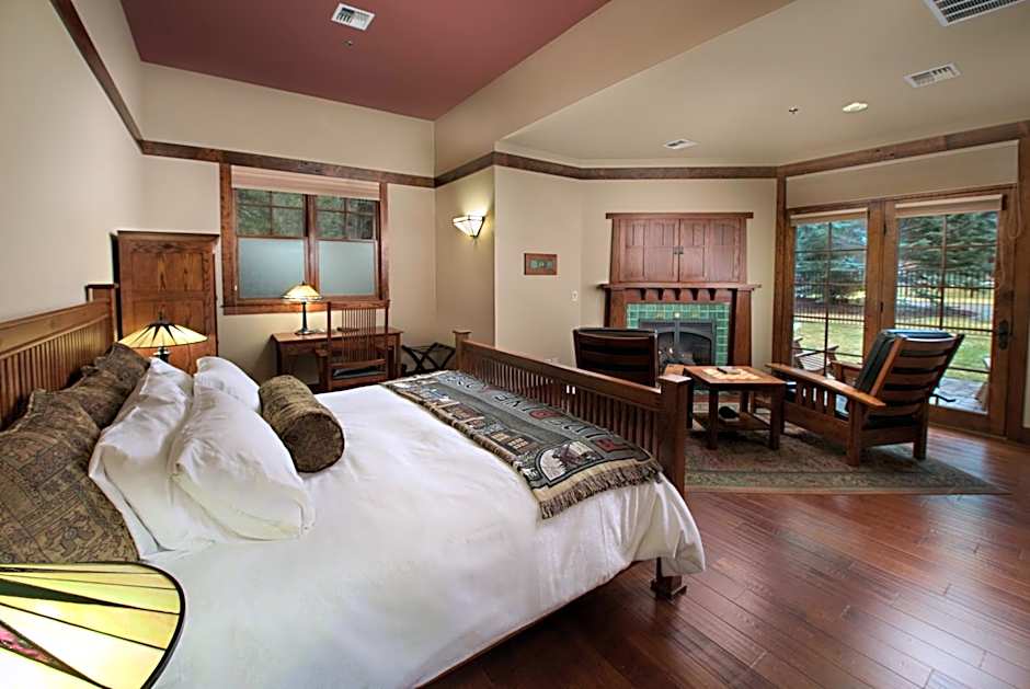 FivePine Lodge