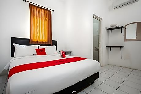 RedDoorz Plus near Galaxy Mall