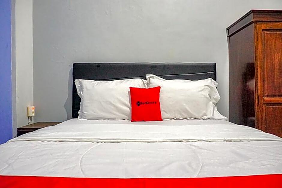 RedDoorz near Penimbangan Beach Singaraja