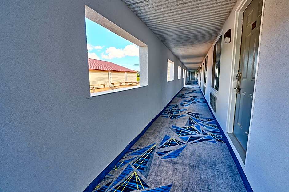 All Seasons Inn & Suites