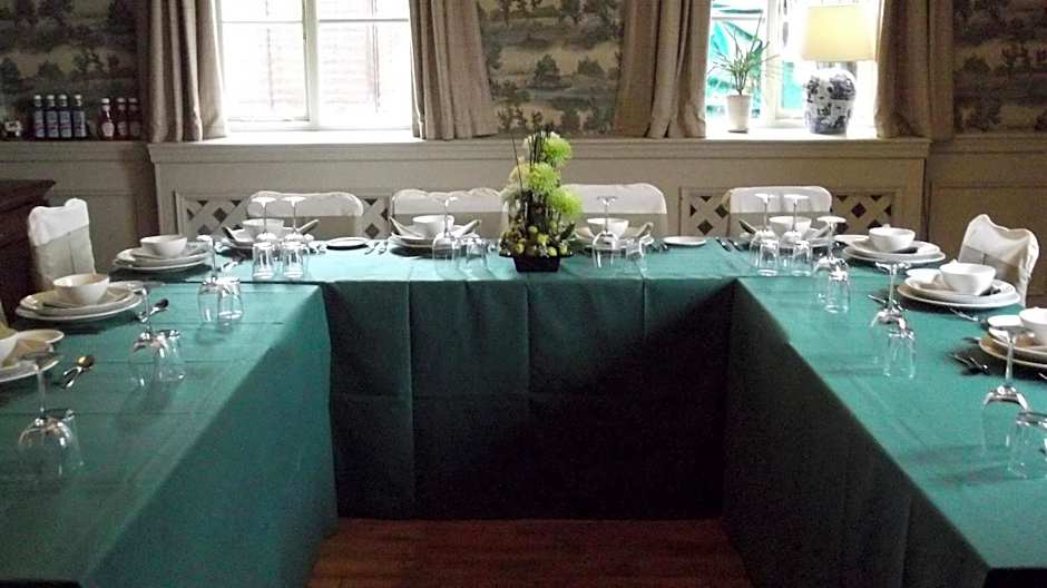 Hadley Bowling Green Inn