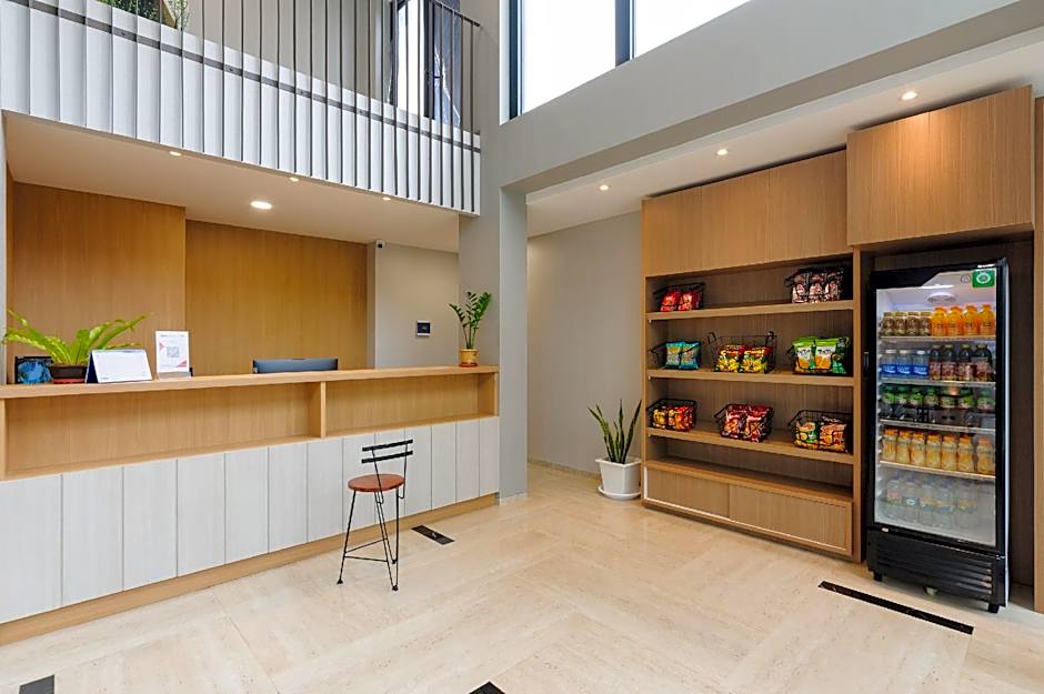 Urbanview Hotel Puri Indah