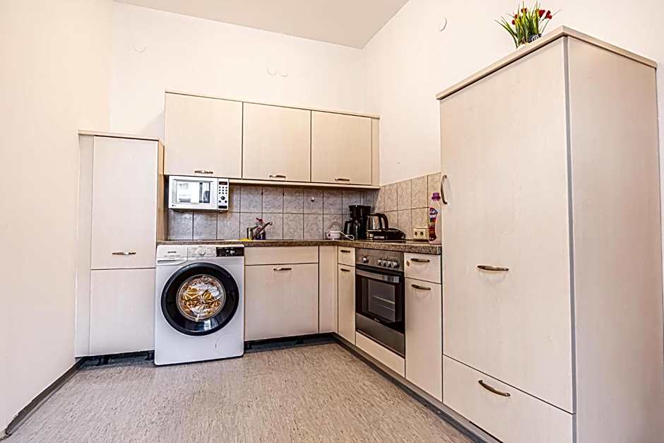 Near Schönbrunn - Economy Rooms in Shared Apartment at Meidling Train Station