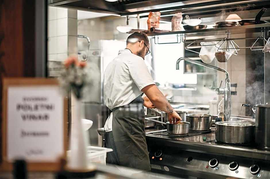 Hotel Dvor Jezersek Brnik