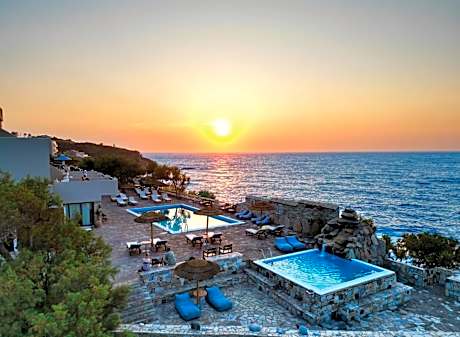 Cavos Bay Hotel & Studios