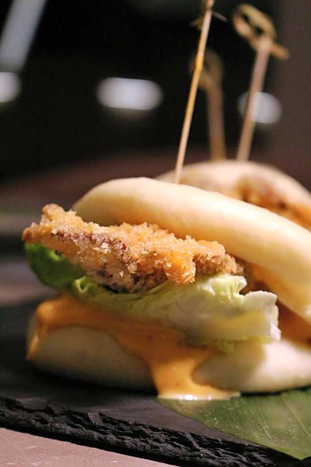 AKROTHEA suites & lounge