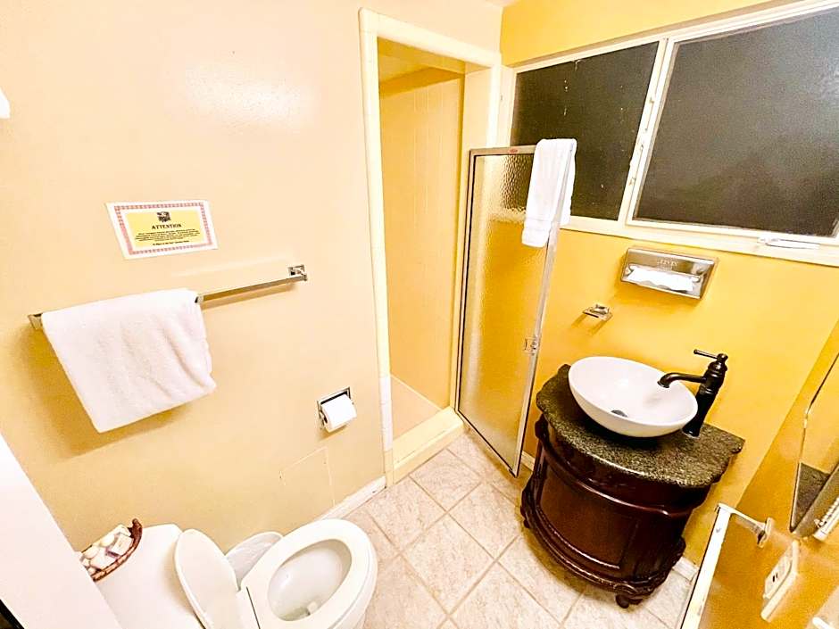 A PLACE IN THE SUN Garden Hotel - Big Units with Privacy Gardens & Heated Pool & Spa in 1 Acre Park Prime Location, PET Friendly