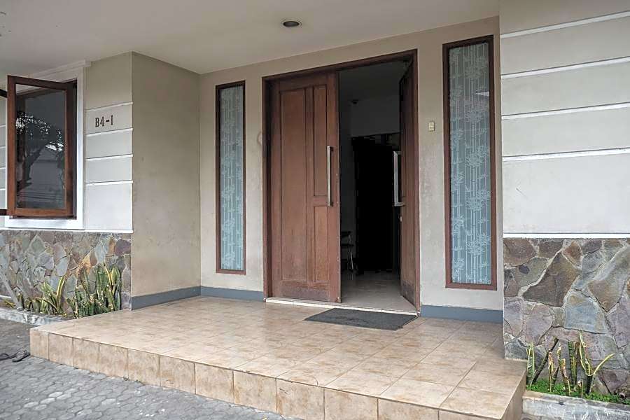RedDoorz near Supermall Karawaci 2