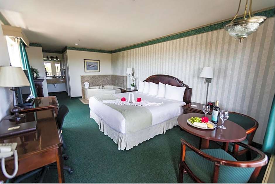 Emerald Dolphin Inn & Mini Golf