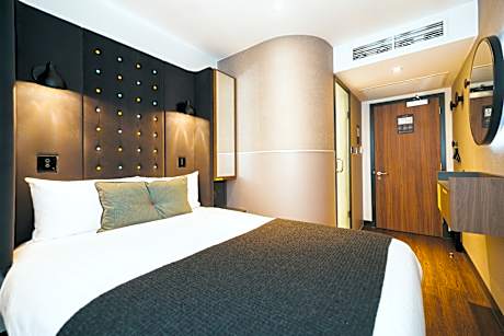 Cosy Double with Window