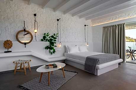 Luxury Suite with Private Pool and Sea View