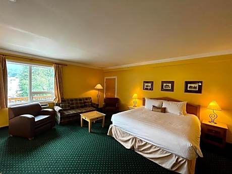 Junior Studio with King Bed - Non Pet Friendly