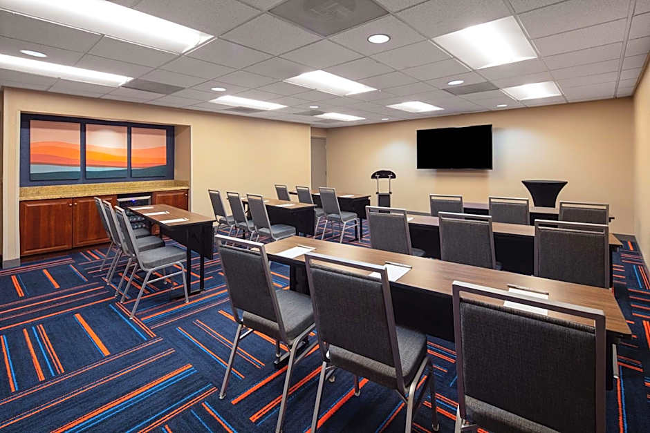 Hampton Inn By Hilton And Suites El Paso-Airport