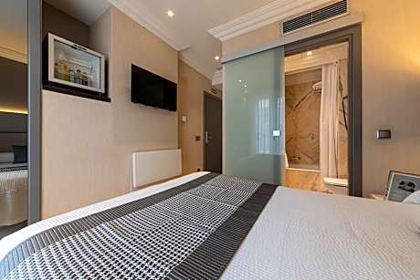 Small Double Room with views of the Bull running