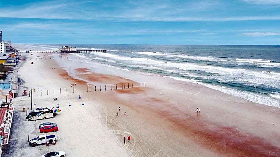 Luxury Beachfront Studio - Private Balcony with Ocean View - Heated Pool - Hot Tub - Tiki Bar - Sauna